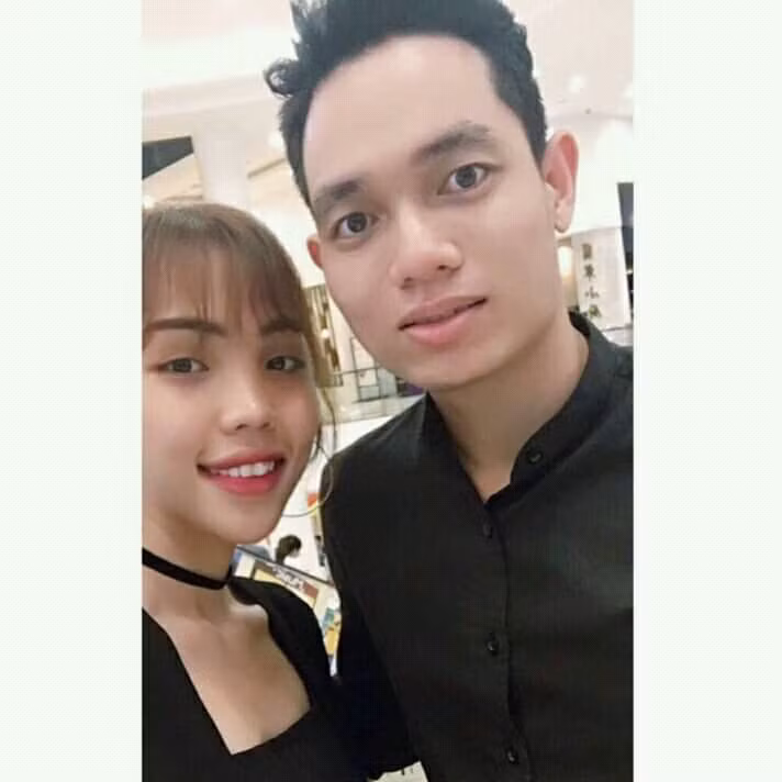 Nạn nhân được mọi người đưa đến bệnh viện cấp cứu trong tình trạng bỏng tay, chân và nửa khuôn mặt. Kết quả giám định thể hiện tỷ lệ thương tích là 46%.