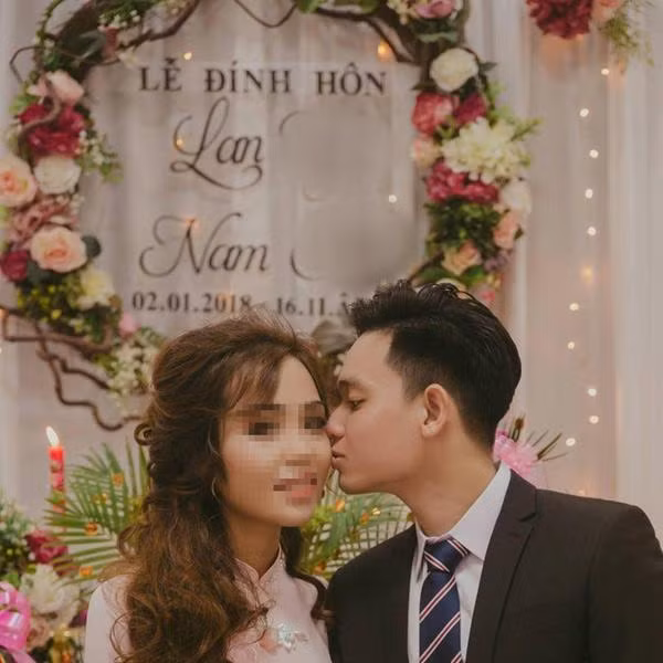 Sáng 1/1/2019, Hải đến nhà vợ sắp cưới. Khi Vy vừa đến cầu thang, Hải lấy chai axit tạt lên người cô gái.