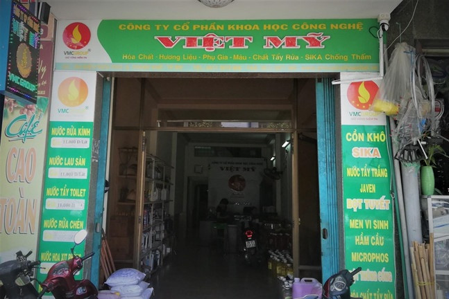 Theo tìm hiểu, nơi bán axit cho đối tượng Nguyễn Trương Nam Hải là Công ty cổ phần khoa học công nghệ Việt Mỹ nằm trên đường Điện Biên Phủ, quận Thanh Khê, TP Đà Nẵng. Công ty hoạt động từ tháng 5/2015, chuyên buôn bán hóa chất công nghiệp, hóa chất tẩy rửa…