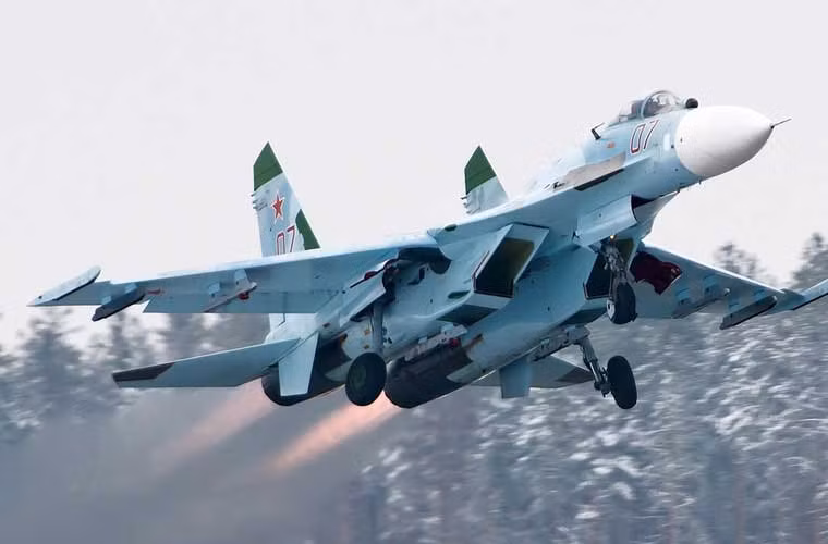 Nhắc tới Công ty máy bay Sukhoi (Nga), người ta thường nghĩ ngay tới sản phẩm tiêm kích Su-27 huyền thoại, hay cường kích Su-24, Su-25, Su-17/22 đáng sợ. Tuy nhiên, có lẽ ít người biết rằng còn vô số sản phẩm máy bay Sukhoi khác trong suốt hàng chục năm phát triển của hãng chế tạo máy bay lừng danh này. Chỉ có điều, chúng không nổi tiếng lắm và thậm chí còn là tội đồ.