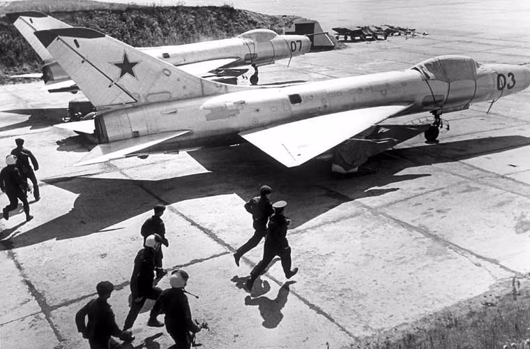 Máy bay tiêm kích đánh chặn mang tên lửa Sukhoi Su-9 được phát triển và đưa vào sử dụng năm 1959. Có khoảng 1.150 chiếc được chế tạo cho Không quân Liên Xô, nhưng đây cũng không phải là thiết kế thành công của Sukhoi khi mà nó gặp hạn chế nhiều điểm, bộ vũ khí kém cỏi. Nhìn chung, Su-9 thua kém xa về nhiều mặt so với thiết kế tiêm kích MiG-21 huyền thoại.