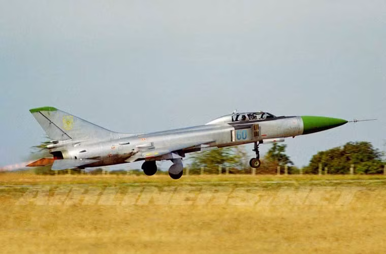 Xét trên nhiều góc độ thì so với Su-9/11, tiêm kích đánh chặn siêu âm Sukhoi Su-15 là thiết kế thành công về mặt kĩ thuật của Phòng thiết kế Sukhoi. Ví dụ như máy bay có thể đạt tốc độ tới Mach 2,5, trang bị bộ radar mạnh mẽ cùng tên lửa không đối không dẫn đường bằng radar hiện đại. Tuy nhiên, Su-15 lại dính một vết nhơ khó gột sạch. Từ năm 1978-1983, Su-15 đã bắn hạ 3 máy bay chở khách, nghiêm trọng nhất là vụ năm 1983 - bắn rơi chiếc Boeing 747 của Korean Airlines khiến 246 hành khách thiệt mạng.