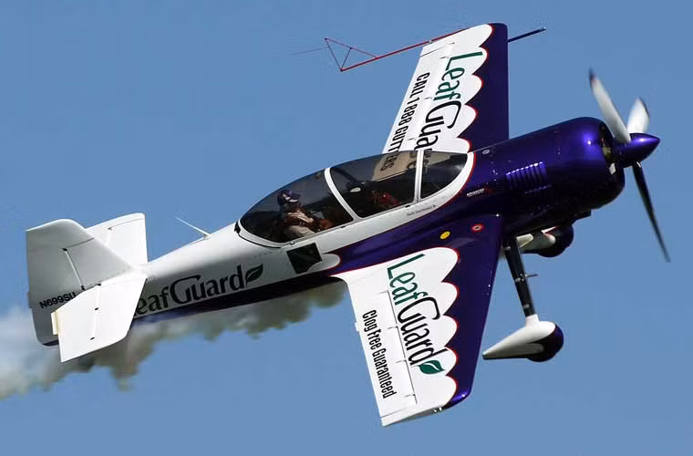 Máy bay nhào lộn hai chỗ ngồi Su-29.