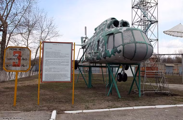 Ngoài ra, người ta trang bị cả khung thân trực thăng Mi-8 thực để huấn luyện các lính dù.