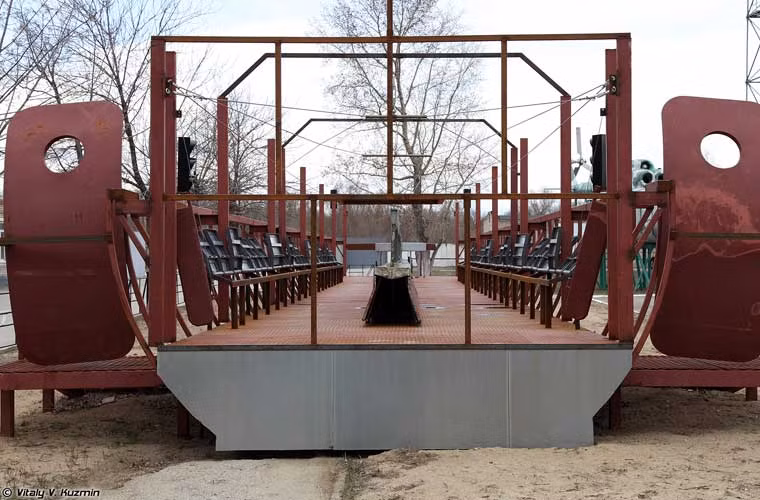 Mô hình khung thân máy bay vận tải An-12 tập cho lính dù cách nhẩy từ máy bay hoặc là huấn luyện các bước để nhảy dù.