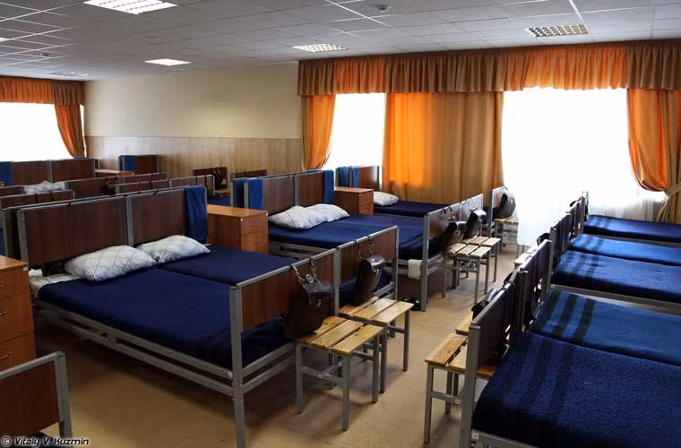 Phòng ngủ nghỉ của các học viên sĩ quan lính dù Nga.