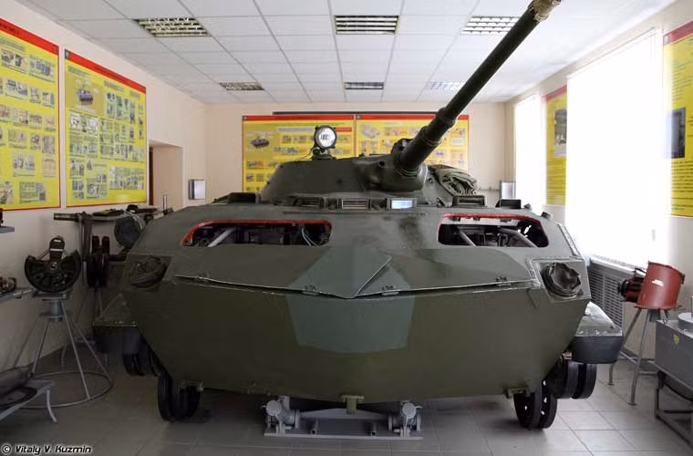 Mặt cắt xe chiến đấu đổ bộ đường không BMD-1 phục vụ học viên tìm hiểu.