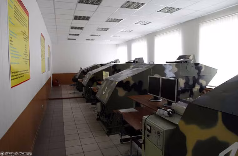 Tổ hợp mô phỏng học viên sử dụng xe chiến đấu đổ bộ đường không BMD-2 và BMD-3.