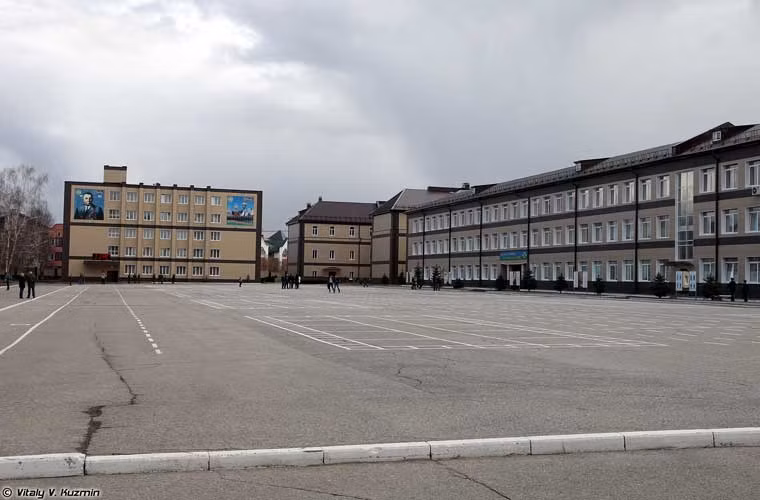 Bên trong khuôn viên trường chỉ huy lính dù Nga còn có quảng trường lớn để thực hiện các lễ kỷ niệm hoặc duyệt đội ngũ.