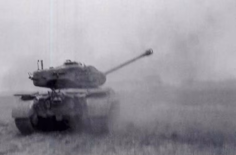 Xe tăng hạng nặng M26 Pershing nặng 46 tấn, giáp thân dày 102mm, giáp tháp pháo 76mm, trang bị pháo chính 90mm M3 với 70 viên đạn. Cỗ tăng này xuất hiện trong giai đoạn cuối cuộc Chiến tranh Thế giới thứ 2 khi mà mọi thứ đã ngã ngũ. Dẫu cho không mang lại tiếng vang nào, nhưng M26 Pershing vẫn ghi được dấu ấn khi chứng minh khả năng "knok out" Tiger I trong một số trận đánh.