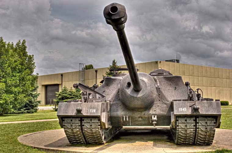 Siêu tăng hạng nặng T28 (ban đầu được định danh là T95) có lẽ là cỗ tăng lớn nhất trong lịch sử nước Mỹ với trọng lượng lên tới 95 tấn, được hãng Pacific Card &amp; Foundry phát triển đáp ứng yêu cầu từ Quân đội Mỹ cần một cỗ tăng cho cuộc đổ bộ vào Nhật Bản nếu cần. Dù được xếp hàng xe tăng hạng nặng nhưng kiểu dáng của T28 nhìn giống như thiết kế pháo tự hành chống tăng thời bấy giờ.