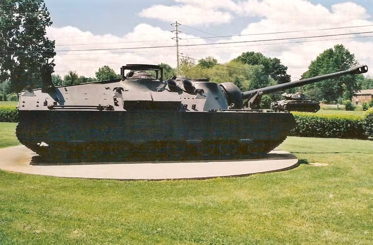 Vũ khí chính của xe tăng T28 là pháo T5E1 cỡ 105mm, cơ số đạn 62 viên. Đạn pháo có sơ tốc đầu 1.130m/s, và tầm bắn lên đến 19km. Tháp pháo của T28 sử dụng loại tháp pháo của xe tăng T23 để tiết kiệm chi phí. Vũ khí phụ là súng máy hạng nặng Browning M2 cỡ 12,7mm. Kíp lái gồm 4 người.