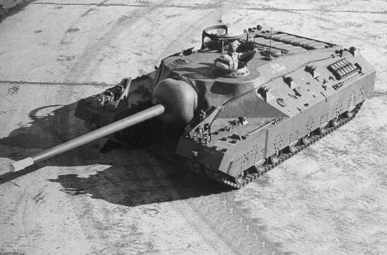 Khối lượng của xe tăng hạng siêu nặng T28 lên đến 86 tấn, kích thước dài 11,10m, rộng 4,39m và cao đến 2,84m. Lớp giáp của xe ở hai bên sườn là 64mm, nhưng lên đến 300mm ở những vị trí xung yếu, cho phép chống lại các đạn xuyên giáp 88mm của phát xít Đức.