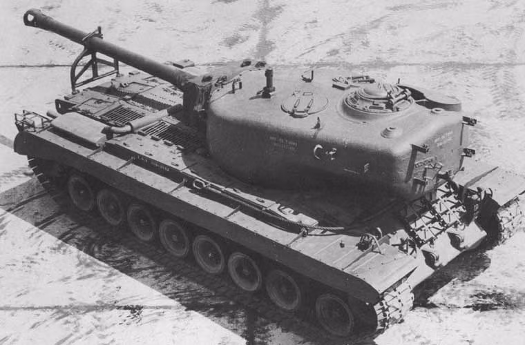 T30 nặng tới 64,7 tấn, dài 10,9m, kíp lái cần đến 6 người. Cỗ tăng này được bọc giáp thân dày 100mm trong khi giáp tháp pháo lên tới 280mm. T30 được xem là cỗ tăng trang bị khẩu pháo lớn nhất lịch sử phát triển xe tăng Mỹ, nòng 155mm L/40 T7 với 34 viên đạn xuyên giáp và số lượng nhỏ đạn nổ phá mảnh.