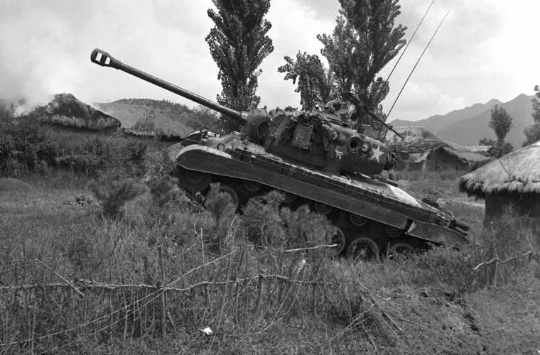 Hầu như mọi dự án xe tăng hạng nặng của Mỹ đều đi vào ngõ cụt, duy chỉ có thiết kế M26 Pershing là đạt được thành công. M26 Pershing được nhà máy tank Detroit và Fisher hợp tác phát triển cuối CTTG 2 và chính thức sản xuất từ 1944-1945 với số lượng 2.200 chiếc.