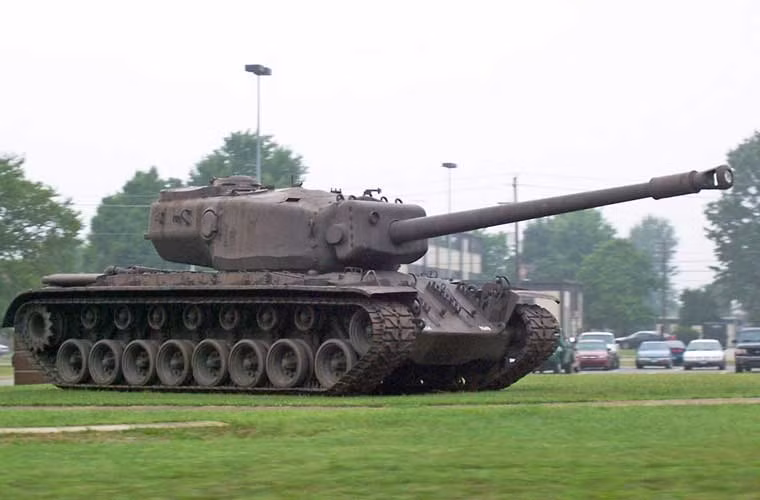 Xe tăng hạng nặng T30 được phát triển giai đoạn cuối năm 1944 cũng nhằm đối phó lại xe tăng Đức Tiger I, Tiger II và mục tiêu xa hơn là dòng tăng IS của Liên Xô. Tất nhiên, dự án cũng chẳng đi tới đâu.