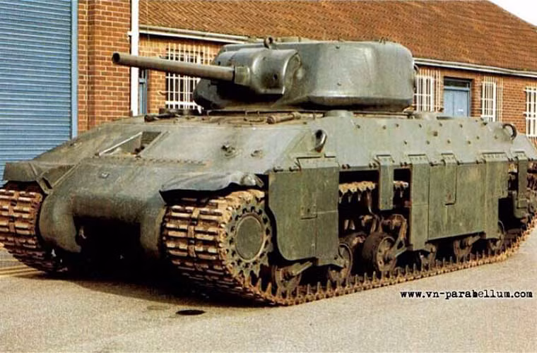 Xe tăng hạng nặng T14 được phát triển với sự phối hợp giữa Mỹ và Vương quốc Anh. Chiếc xe tăng nặng 41 tấn này phát triển trên cơ sở khung gầm xe tăng hạng trung M4 Sherman nhưng có lớp giáp dày tới 133mm, trang bị khẩu pháo OF 6 57mm của Anh hoặc 75mm M3 của Mỹ.