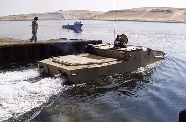 Trong ảnh, BTR-50 thử nghiệm chạy trên mặt nước với động cơ water-jet, tôc độ tối đa đạt 11km/h. Nguồn ảnh: Wikipedia