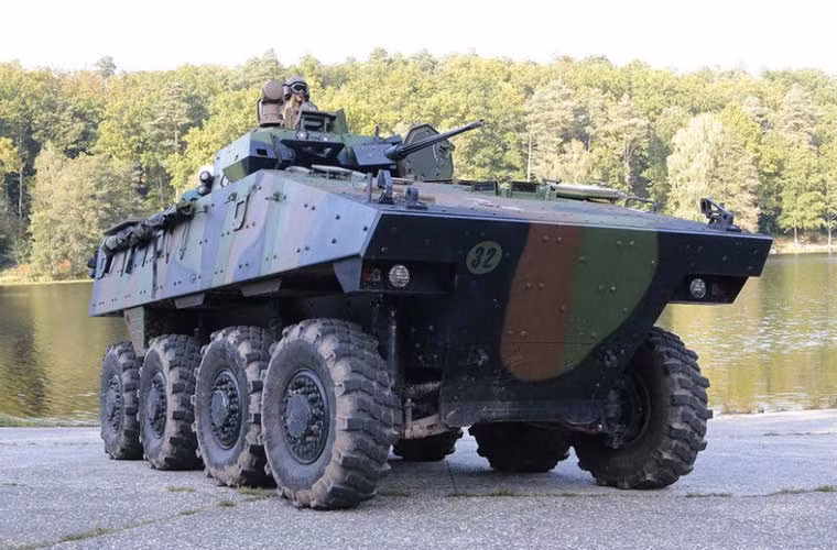 Lái xe thậm chí còn cho hotgirl xinh đẹp trải nghiệm việc lội nước.