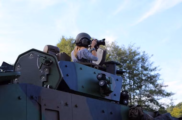 Tất nhiên, cô gái này không bỏ lỡ khoảnh khắc hiếm hoi này bằng việc chụp loạt ảnh.