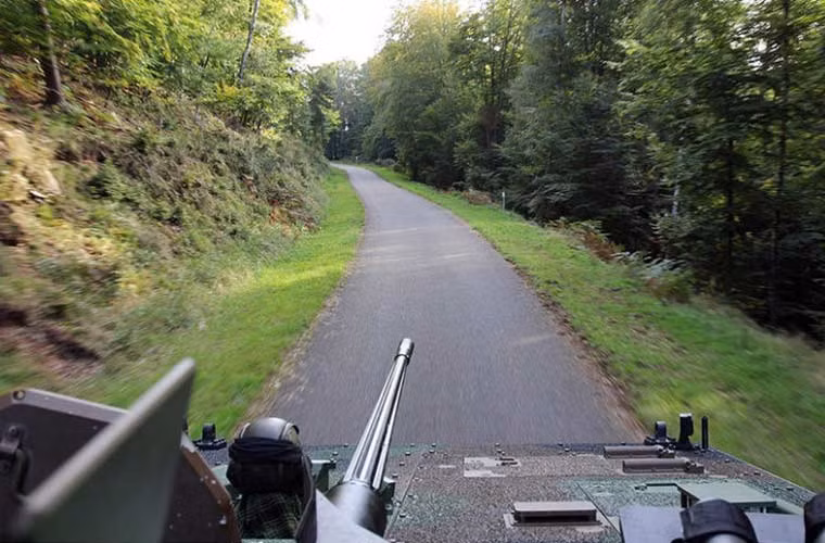 Hình ảnh chụp nòng pháo 25mm của VCI từ máy ảnh của cô gái xinh đẹp.