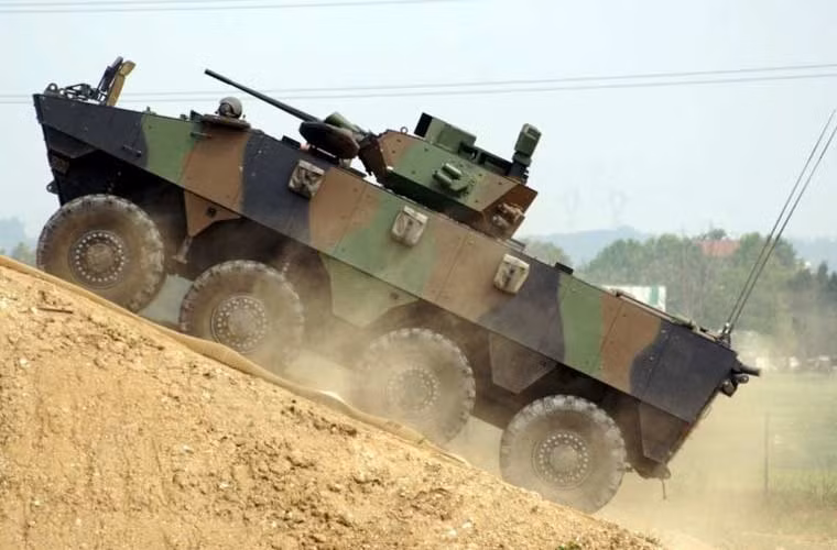 Xe chiến đấu bộ binh VBCI được phát triển thành hai biến thể chính: VCI (xe chiến đấu bộ binh) và VPC (xe chỉ huy) có trọng lượng khác nhau. Biến thể chiến đấu VCI được trang bị tháp pháo Dragar với pháo chính 25mm, súng máy 7,62mm cùng số binh lính tối đa 9 người.