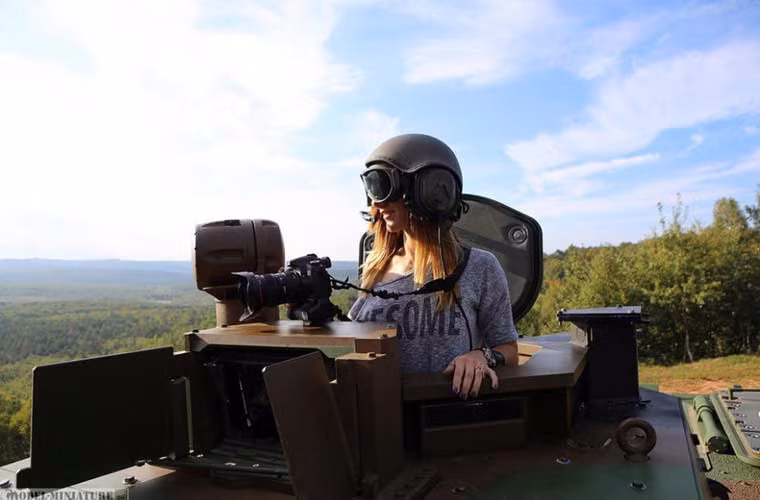 Gai tre cuc xinh thich thu xe thiet giap VBCI Phap