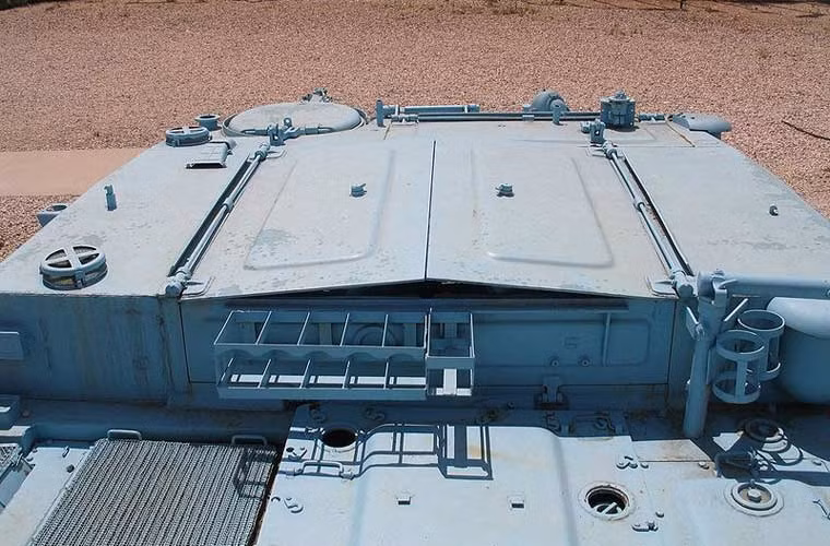 Theo nhà sản xuất, BTR-50 có khả năng chở đến 20 binh sĩ trên xe, họ sẽ ra vào bằng cửa nóc rất lớn. Thiết kế này khiến binh lính gặp nguy hiểm trên chiến trường khi vừa ra khỏi xe sẽ phải đối mặt ngay với màn hỏa lực của đối phương.