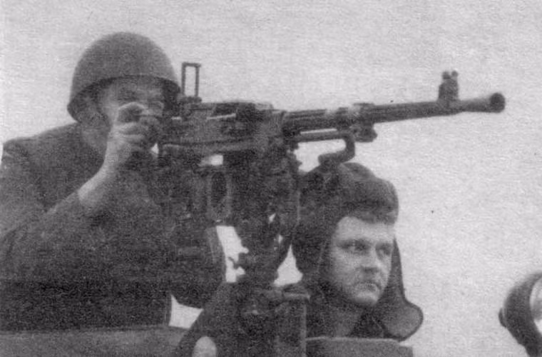 Hỏa lực cơ bản của xe thiết giáp BTR-50 là trung liên 7,62mm SGMB hoặc đại liên 14,5mm KPV.