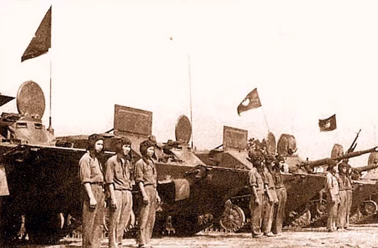 Theo một số tài liệu, năm 1971, Việt Nam đã nhận được những chiếc xe thiết giáp BTR-50 đầu tiên (thuộc biến thể PK). Ảnh: đơn vị hỗn hợp BTR-50PK và xe tăng lội nước PT-76 trước giờ xuất trận tham gia chiến dịch lớn.