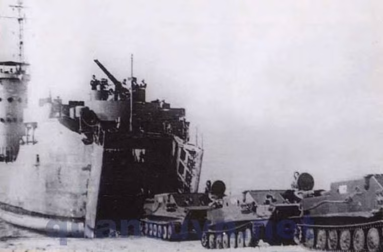 Ngoài trang bị BTR-50PK cho lực lượng tăng thiết giáp Lục quân, sau này khi hình thành Binh chủng Hải quân Đánh bộ, BTR-50PK được chuyển sang cho cả Hải quân. Ảnh: thiết giáp BTR-50PK rời tàu đổ bộ lớn của Hải quân Nhân dân Việt Nam tham gia đánh chiếm mục tiêu hải cảng quan trọng của Khmer Đỏ, cứu giúp nhân dân Campuchia thoát họa diệt chủng.