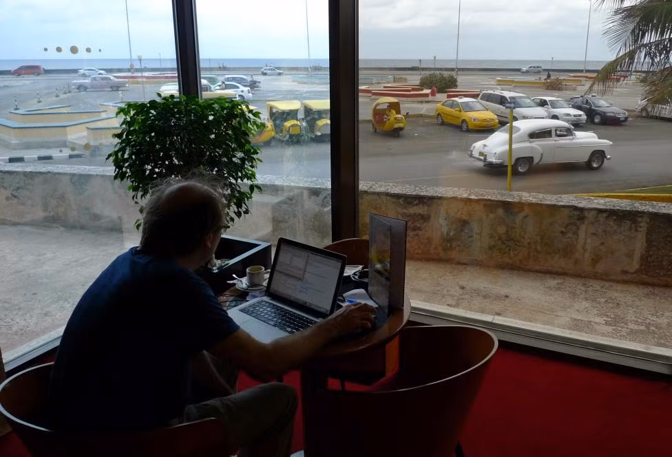 Người đàn ông lên mạng bằng mạng kết nối không dây ở tiền sảnh một khách sạn ở La Habana.