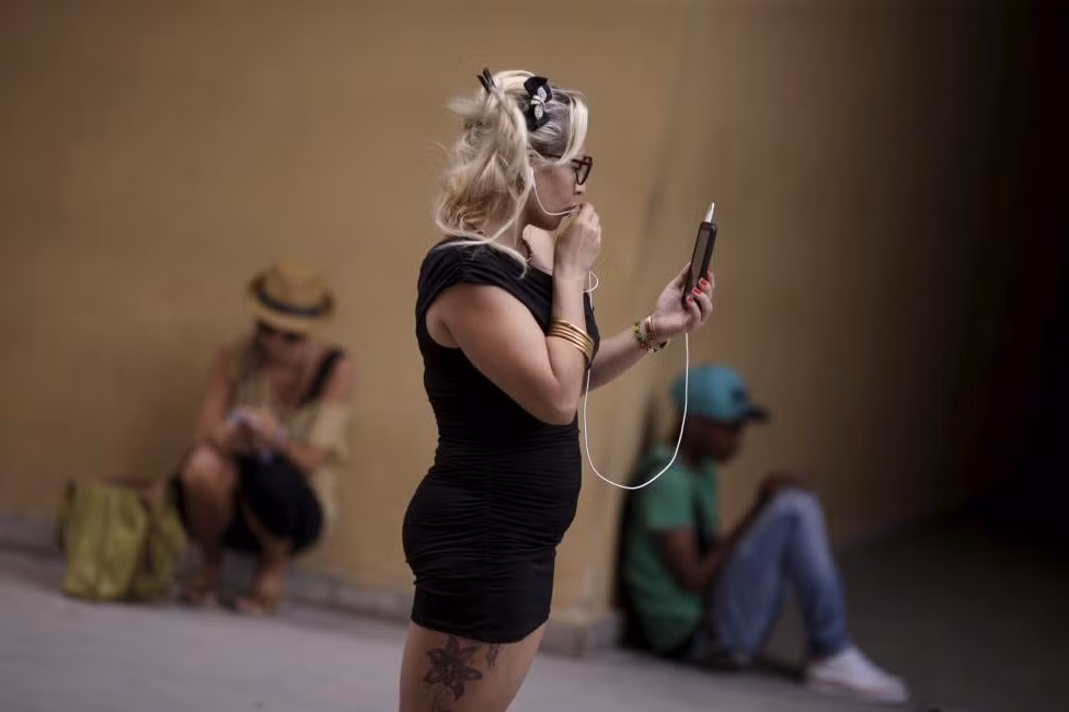 Mỗi người ngồi một góc chăm chú vào màn hình điện thoại di động là hình ảnh thường thấy ở những điểm phát mạng wifi ở Cuba.