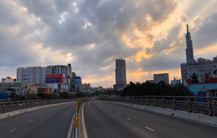 Ghi nhận của PV Kiến Thức, hơn 8h sáng mùng 1 Tết Kỷ Hợi (5/2), đường phố TP HCM vẫn vắng lặng, yên tĩnh đến lạ.