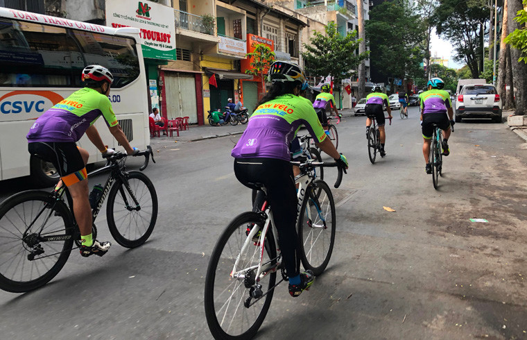 Người chạy xe đạp thể thao qua các tuyến đường ở TP HCM sáng Mùng 1 Tết.