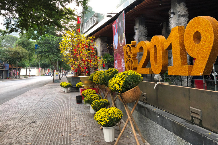 Hầu hết nhà dân, điểm kinh doanh ở trung tâm Sài Gòn đều còn "say ngủ".