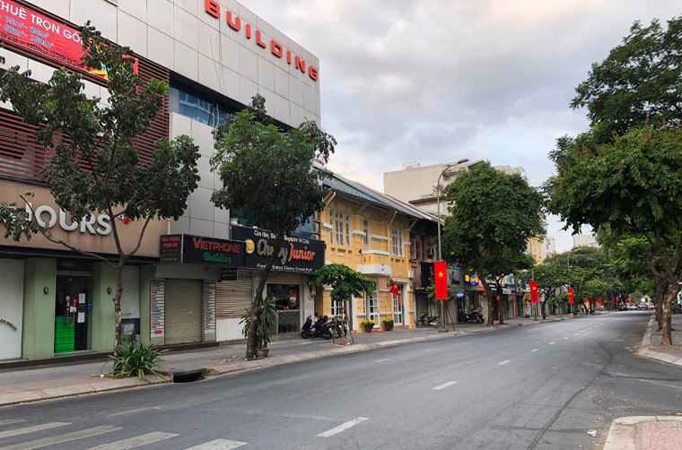 Đường Đinh Tiên Hoàng luôn tấp nập xe cộ vào những ngày thường thì giờ "hiền hòa" đến ngỡ ngàng. 