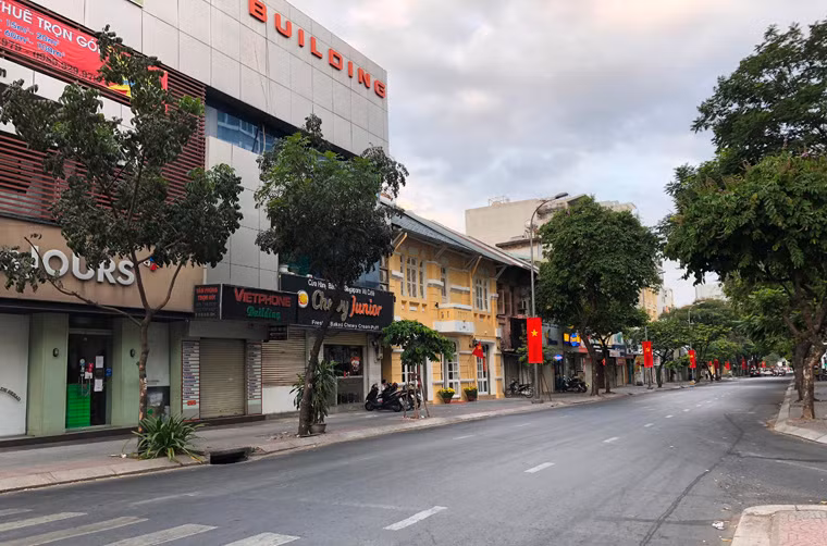 Đường Đinh Tiên Hoàng luôn tấp nập xe cộ vào những ngày thường thì giờ "hiền hòa" đến ngỡ ngàng. 