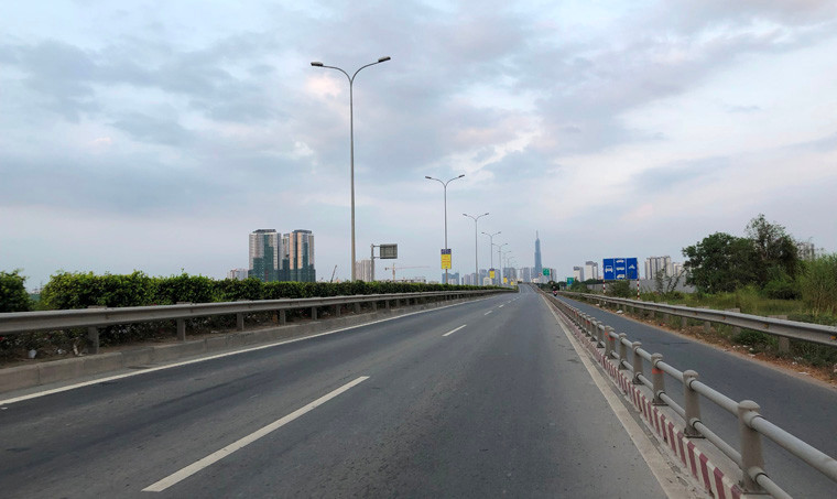 Tuyến đường cao tốc TP HCM - Long Thành - Dầu Giây luôn tấp nập xe cộ thì sáng đầu năm Kỷ Hợi 2019 vắng như chùa Bà Đanh.
