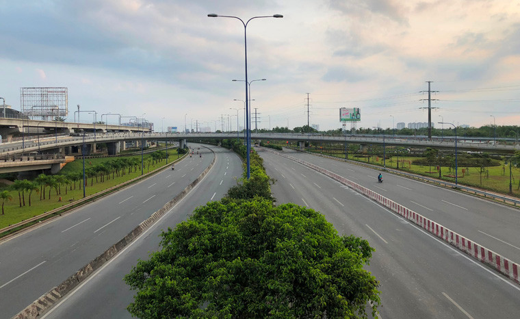 Nút giao thông Cát Lái ở cửa ngõ phía Đông TP HCM lác đác vài phương tiện lưu thông dù đã hơn 8h sáng.