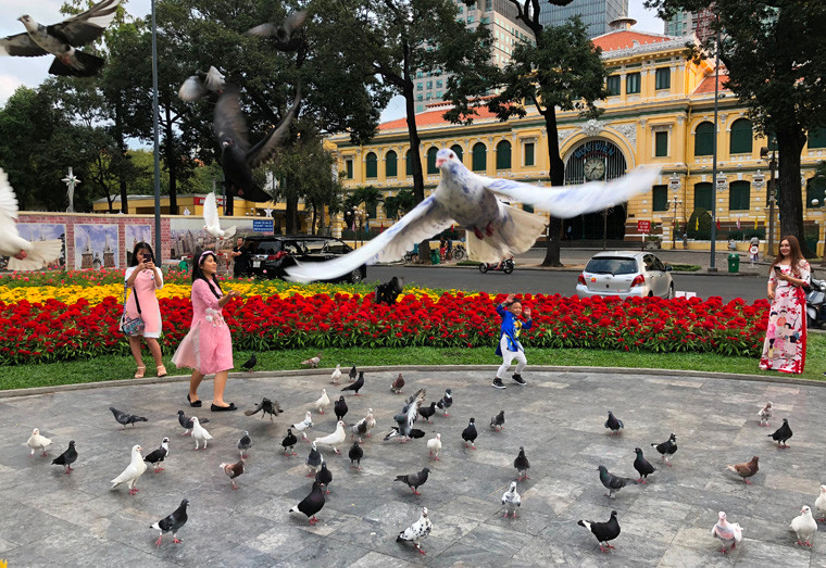 Người dân tận hưởng không khí yên ả ngày đầu năm mới ở khu vực Nhà thờ Đức Bà, quận 1.