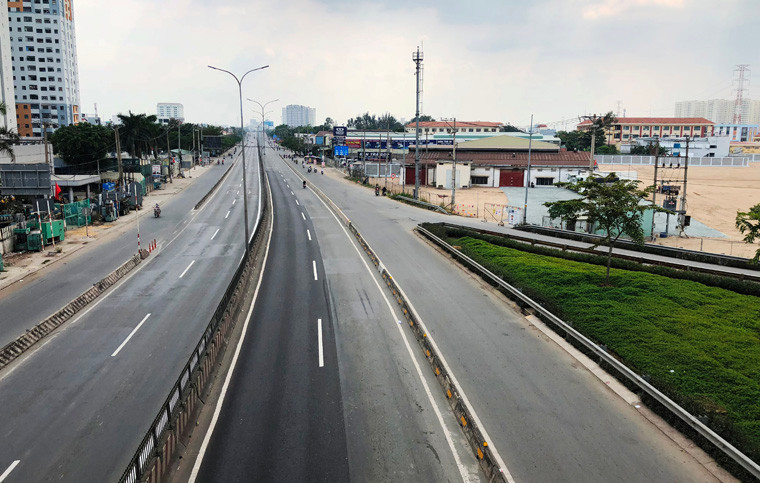 Cửa ngõ phía Tây TP HCM trên QL1 cũng tĩnh lặng sáng ngày đầu năm Tết Nguyên đán 2019.