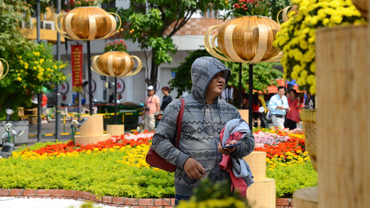 "Nắng quá, chụp nhanh lên các bạn ơi...."