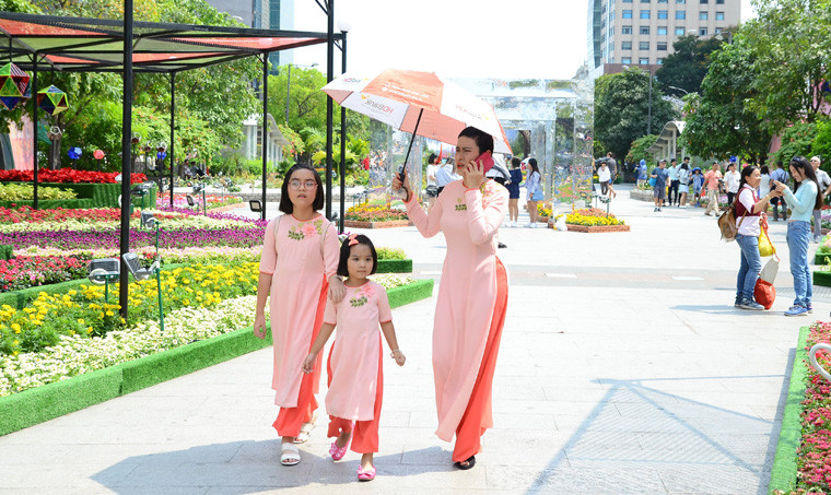 "Biết rằng nắng nóng nhưng ai cũng muốn đi vào thời điểm này mới có thể tránh được đông người và chụp lại được những hình ảnh đẹp", một du khách chia sẻ.