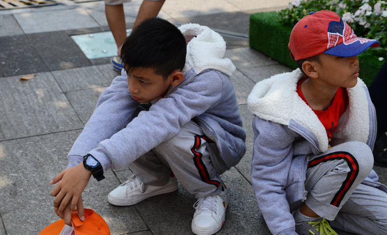 Mệt mỏi tham quan đường hoa Nguyễn Huệ giữa trưa mùa khô.