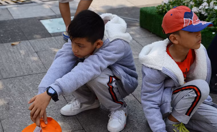 Mệt mỏi tham quan đường hoa Nguyễn Huệ giữa trưa mùa khô.