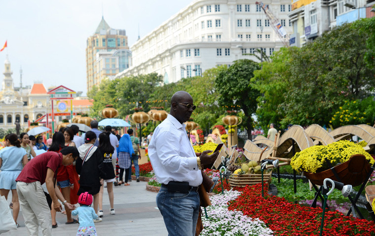 Du khách nước ngoài cũng tấp nập trên phố Nguyễn Huệ để tham quan đường hoa Tết Kỷ Hợi 2019.