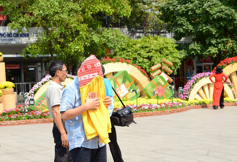 Không thể ngắm hoa vì trời quá nắng, nóng.