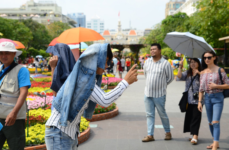 Chụp ảnh cho các bạn bằng cách chống nắng như thế này!