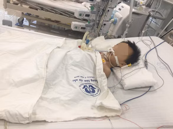 Be trai nguy kich vi uong paracetamol, tien luong tu vong neu khong ghep gan